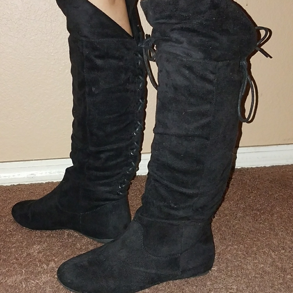 Black flat boots
