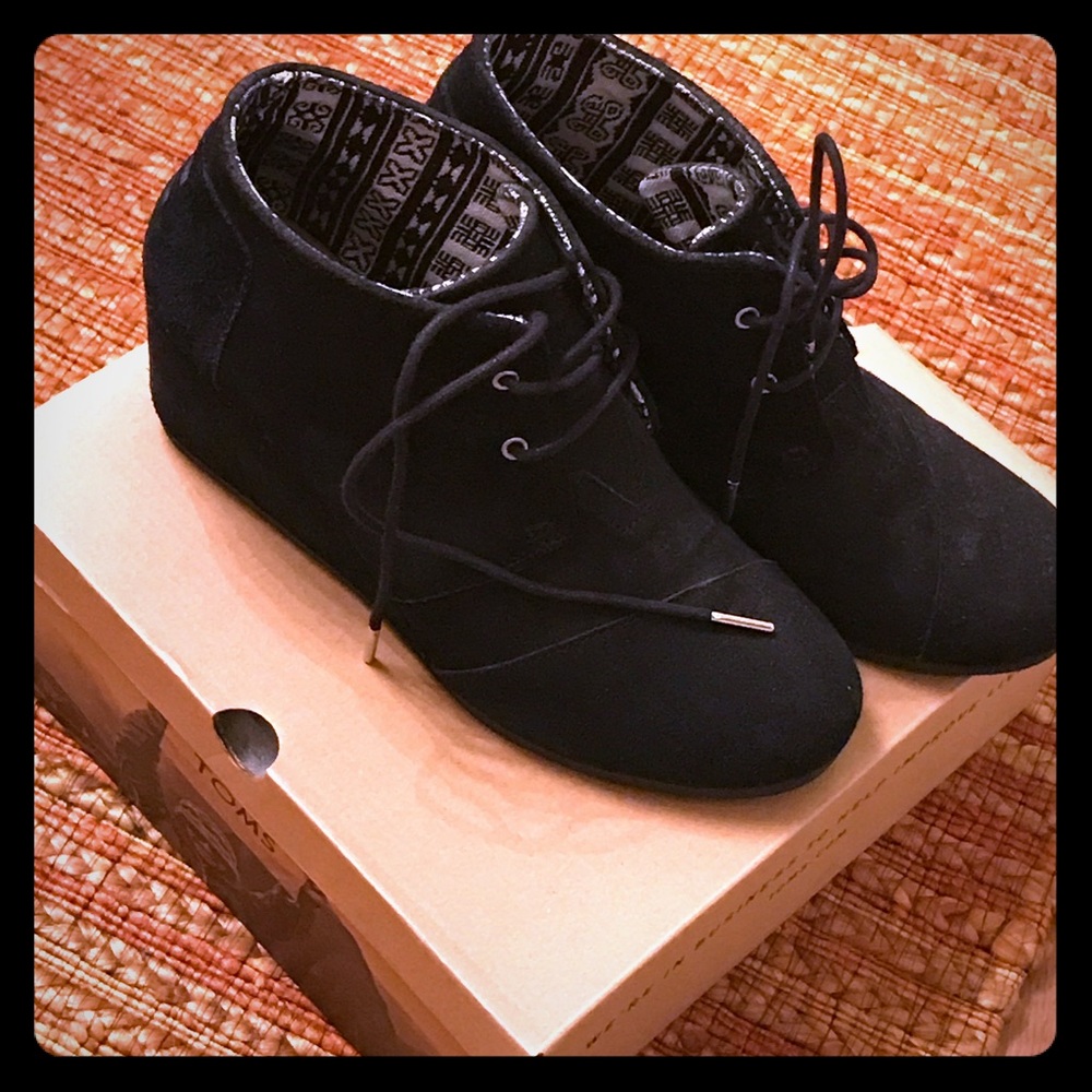 Toms Desert Black Suede Wedge shoes