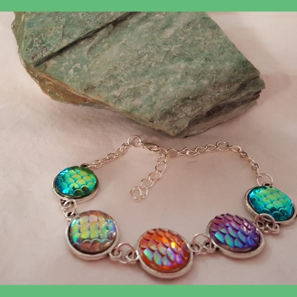 HANDMADE MERMAID MULTICOLORED SCALE BRACELET-NEW - Picture 1 of 5