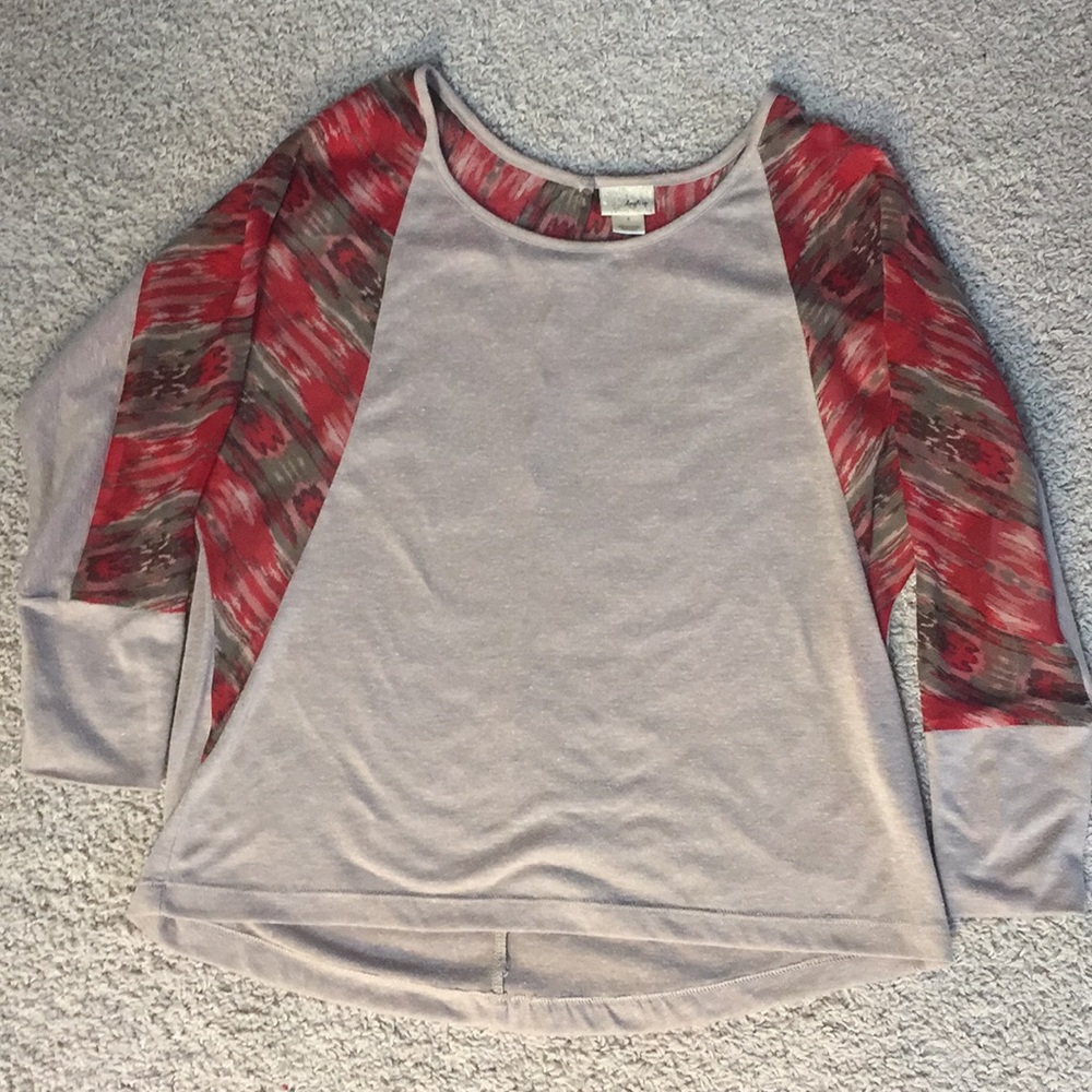 Super cute and trendy 3/4 sleeve shirt!