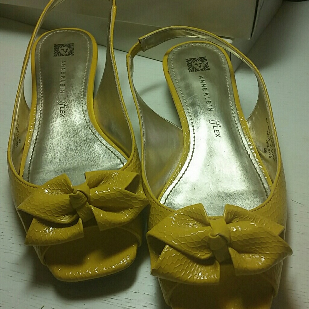 Adorable yellow Anne Klein flats !