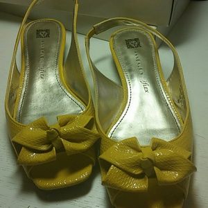 Adorable yellow Anne Klein flats !