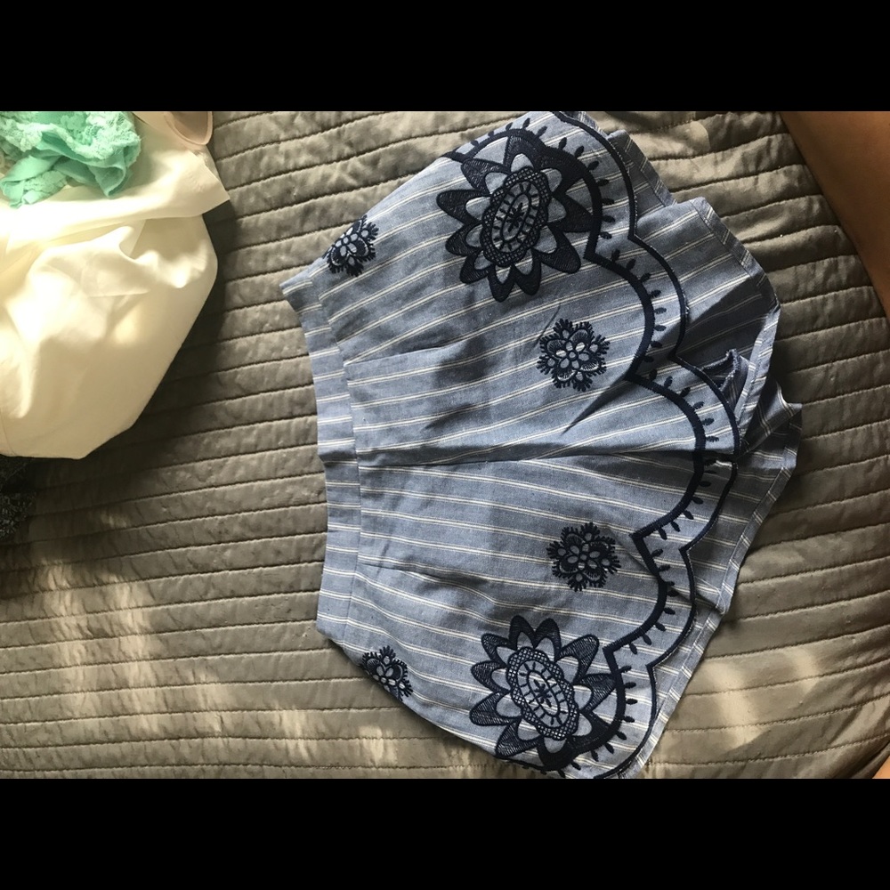 Blue Pattern Lose Shorts - Picture 3 of 3