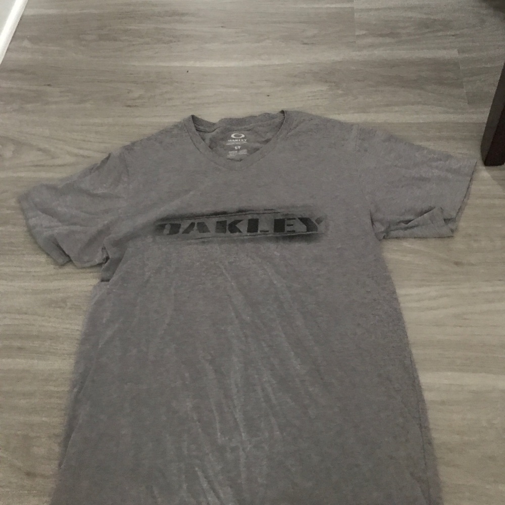Oakley gray tee