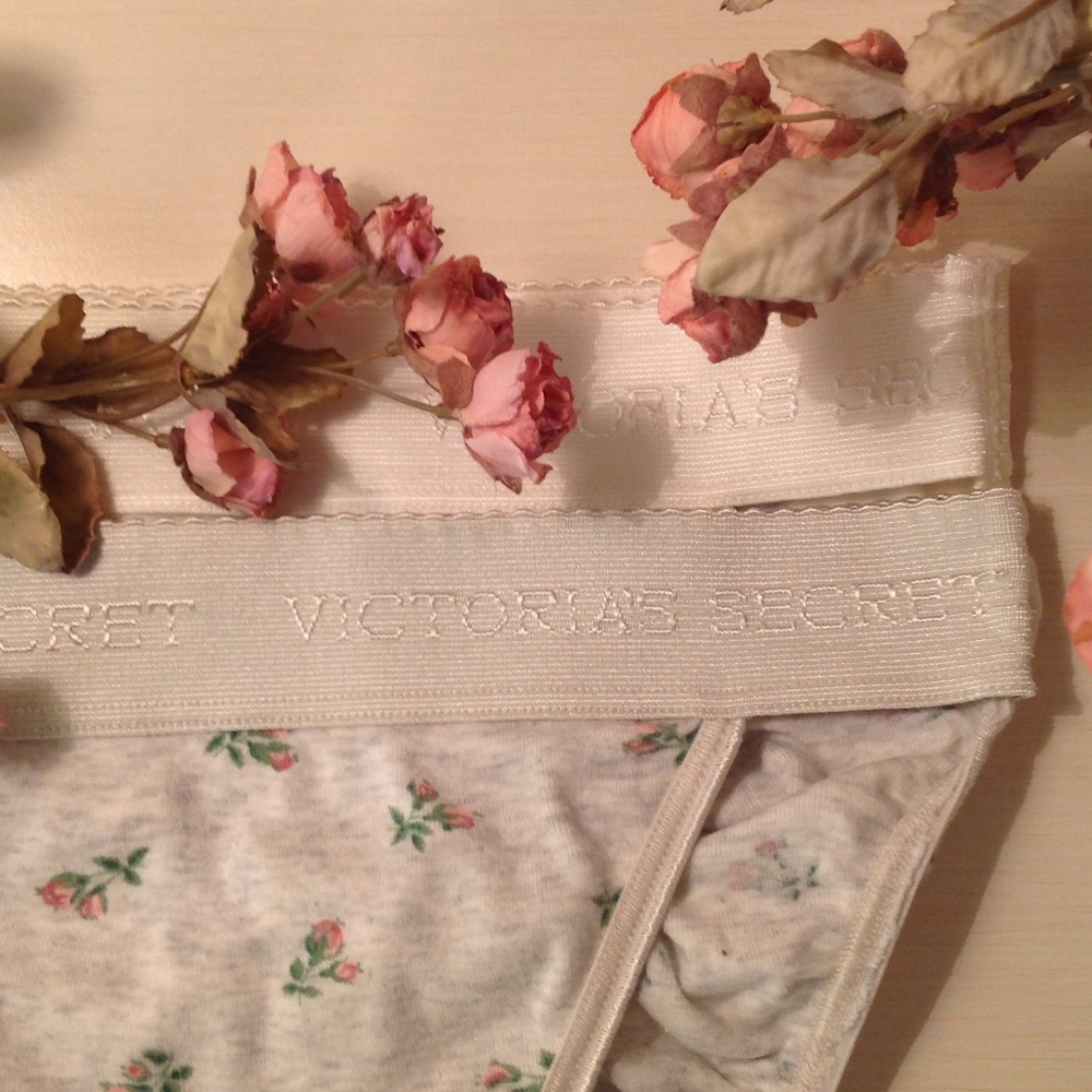 VICTORIA'S SECRET PANTIE SET (2) 🎀