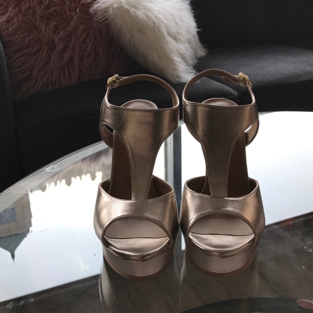 Metallic gold wedges