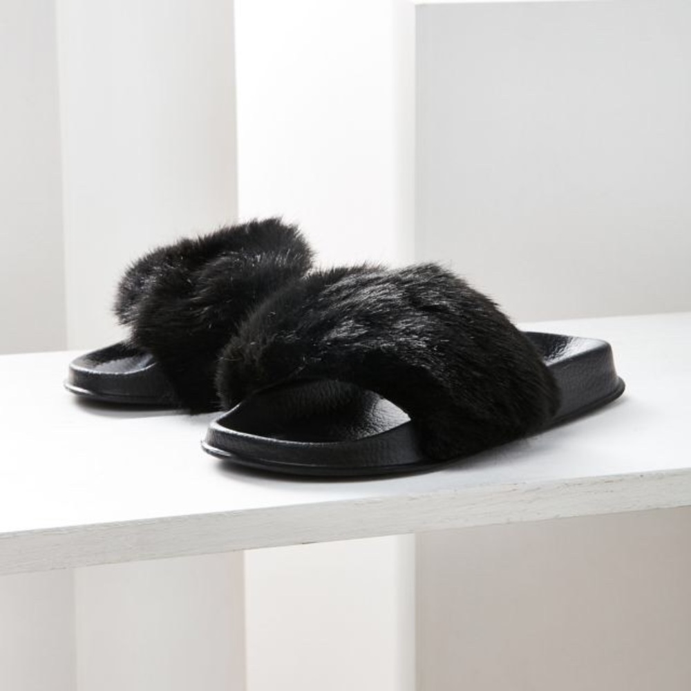 Urban Outfitter black furry slippers sz 10 NWT - Picture 2 of 3
