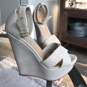 Nude wedges
