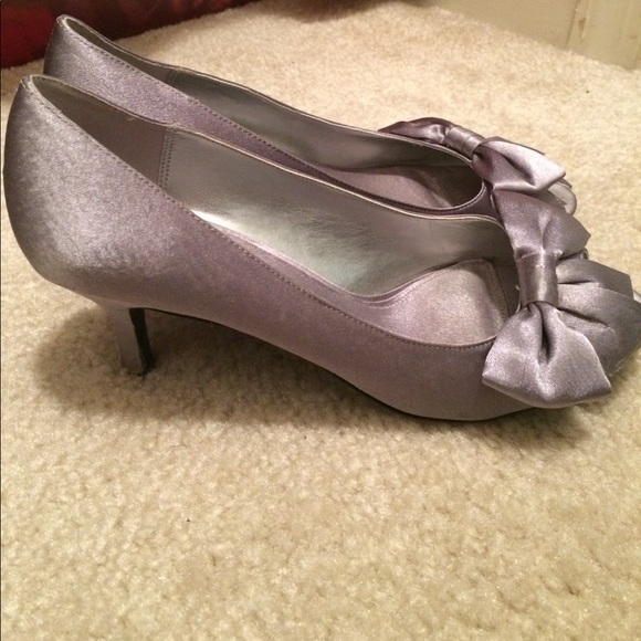Kelly &a Katie Silver Peep Toe Pumps - Picture 2 of 6