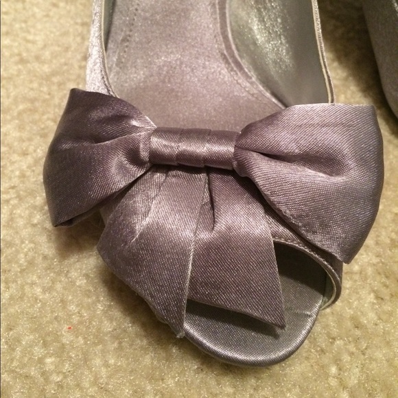 Kelly &a Katie Silver Peep Toe Pumps - Picture 4 of 6