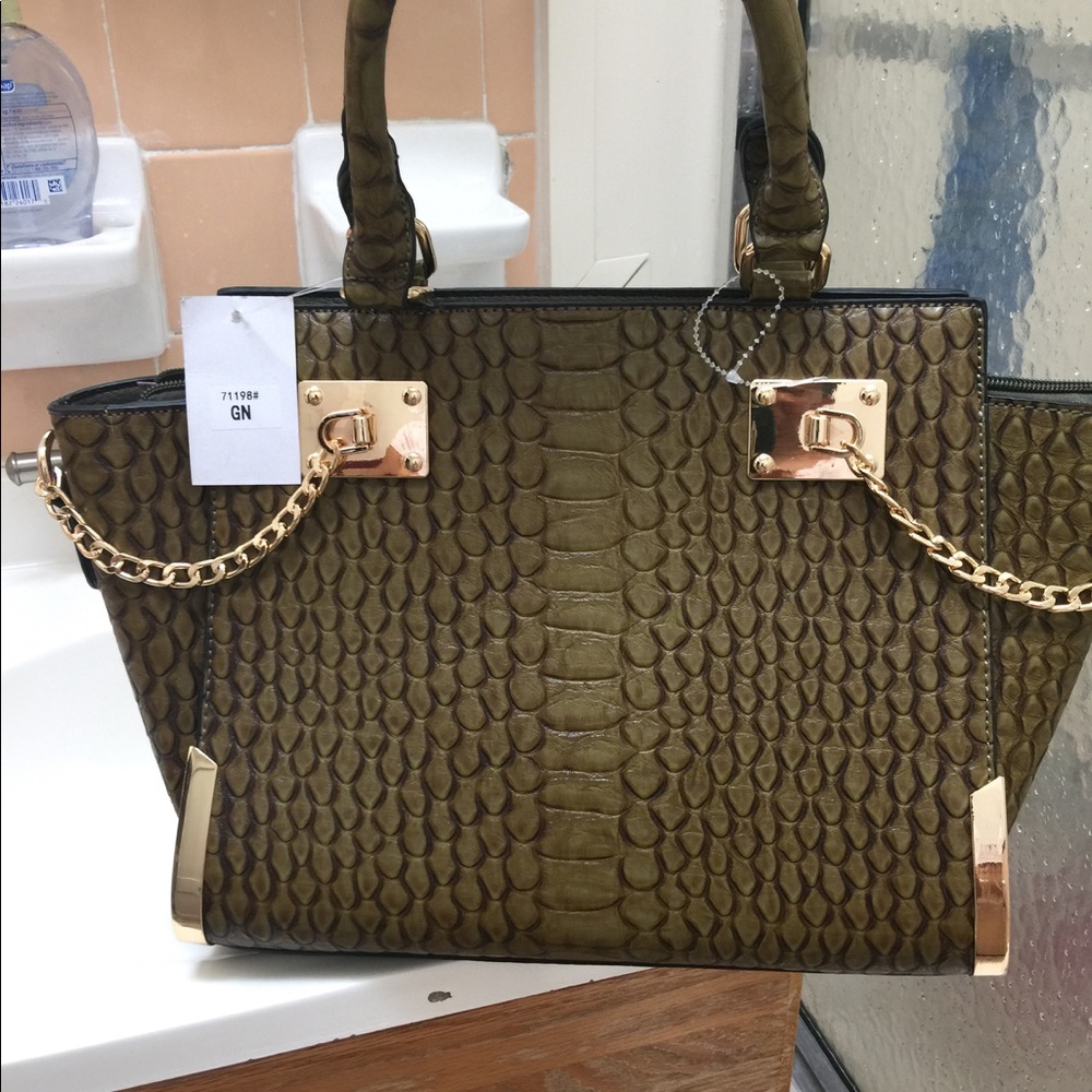 NWT beautiful, Boat Shaped, Bag made with Skin; Gold Chain Decor; $80