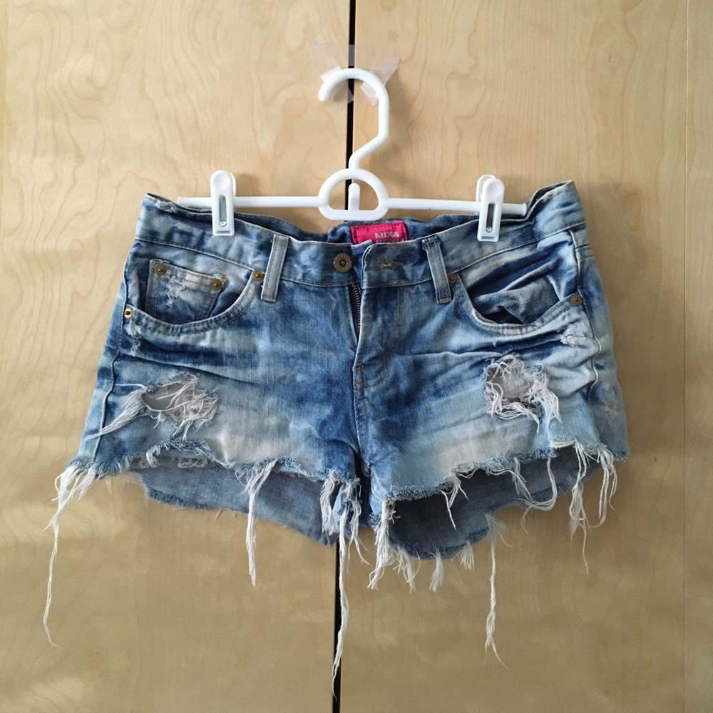 Low waist denim acid wash destroyed shorts