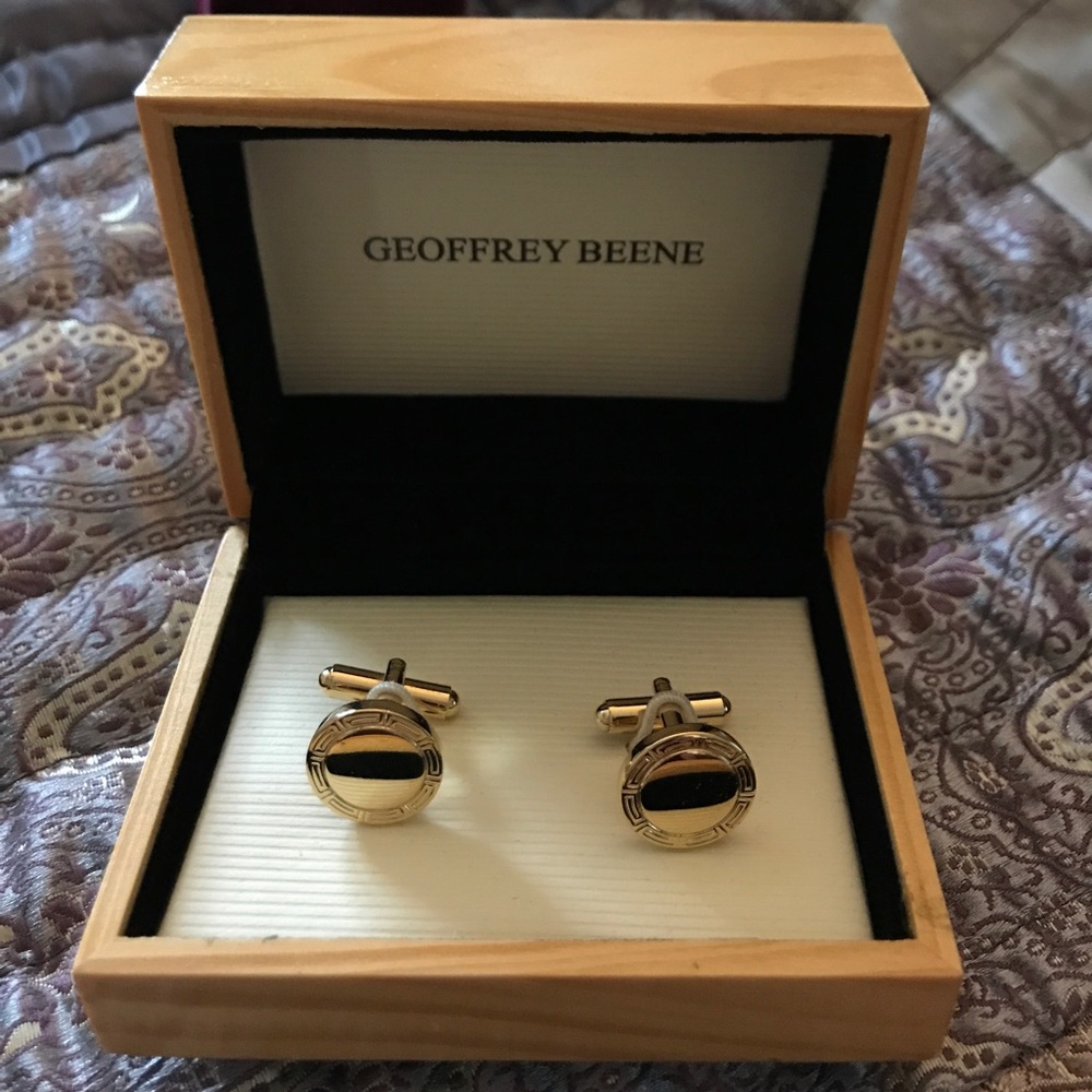 Geoffrey Beene gold tone men's cuff links - NWOT