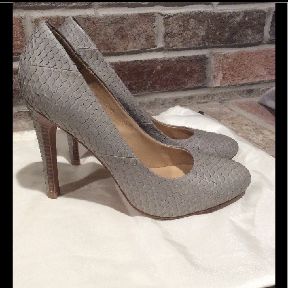 POUR La VICTOIRE  Gray Snakeskin Textured Heels