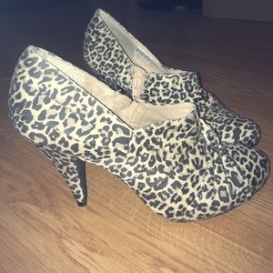Size 9 Cheetah print pumps!