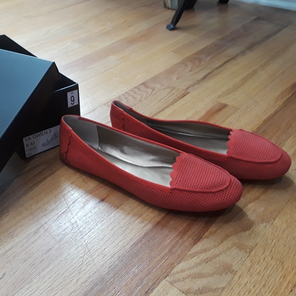 Tahari  Gwen red flats