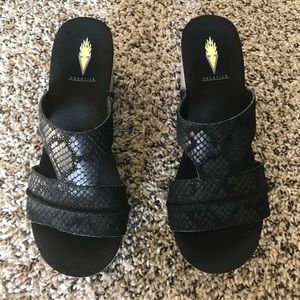 Volatile women's mount wedge sandal 😍
