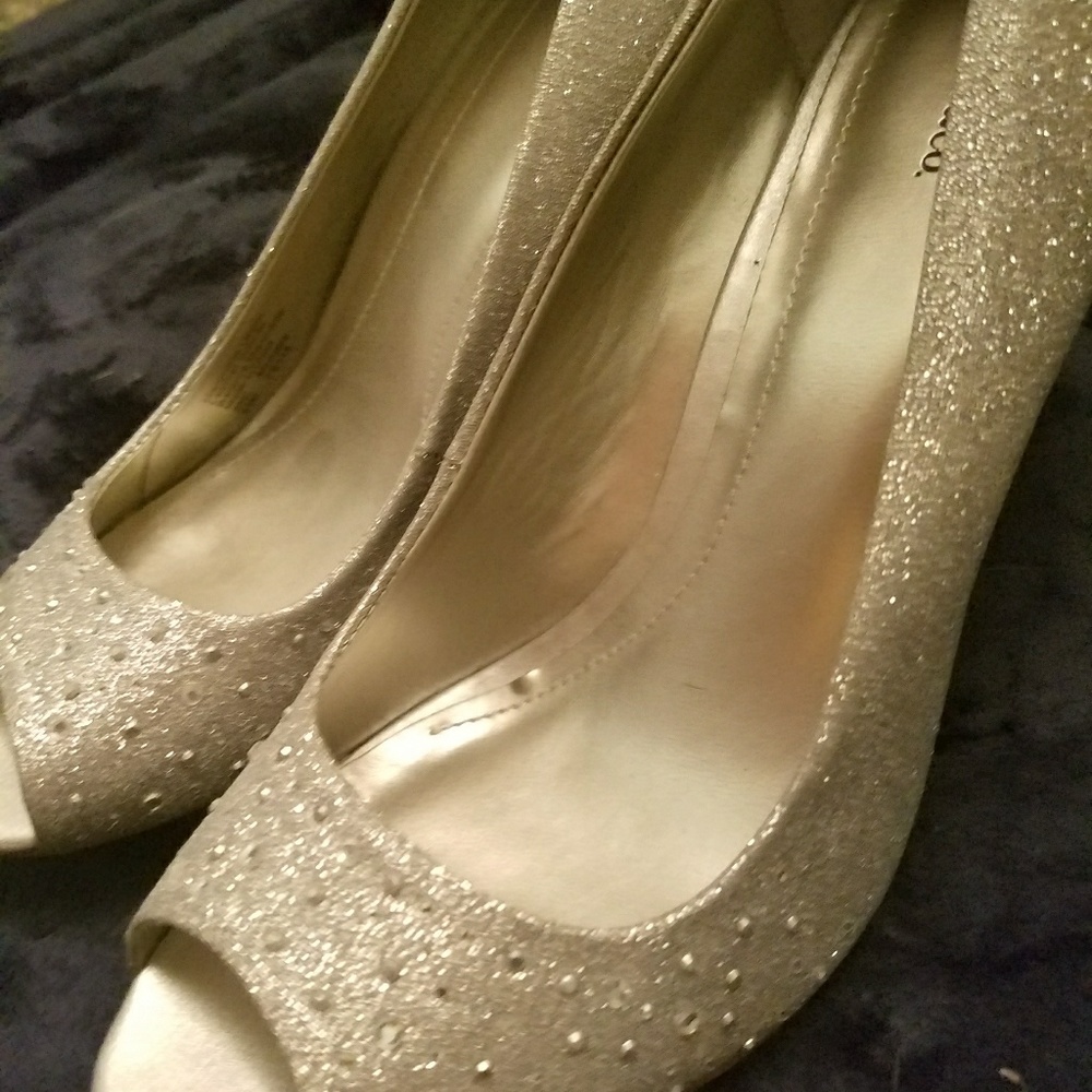 Perfect silver stilettos. Great for Wedding season