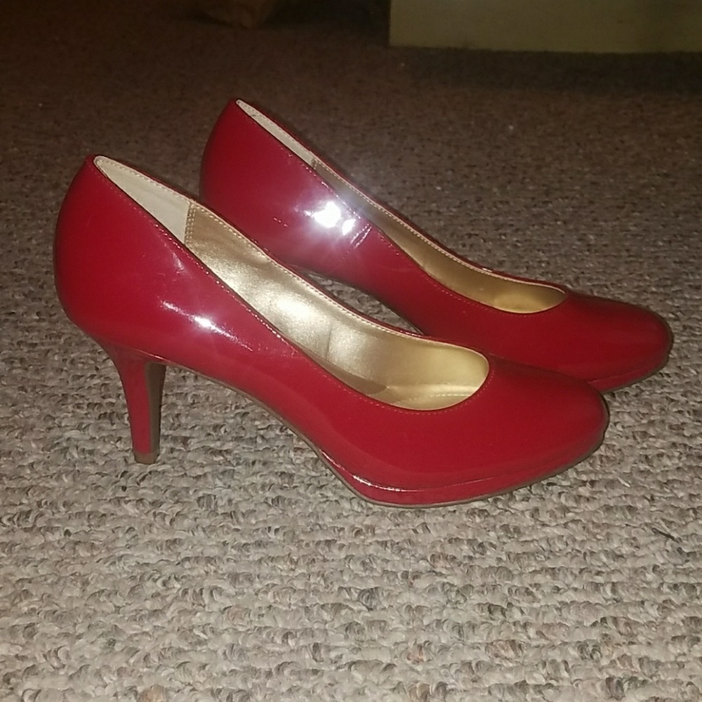 NWOT Kelly and katie red heels