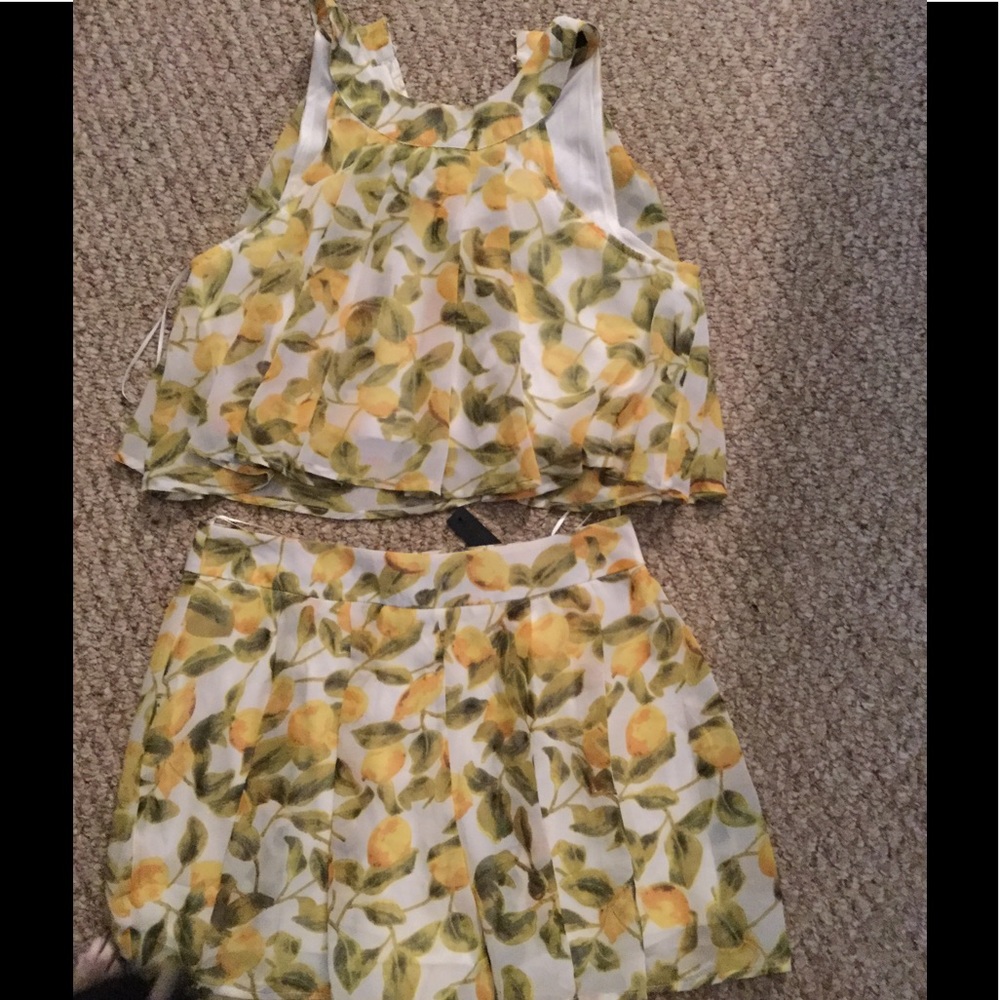 Lemon 2 piece never worn size L size 4 boutique