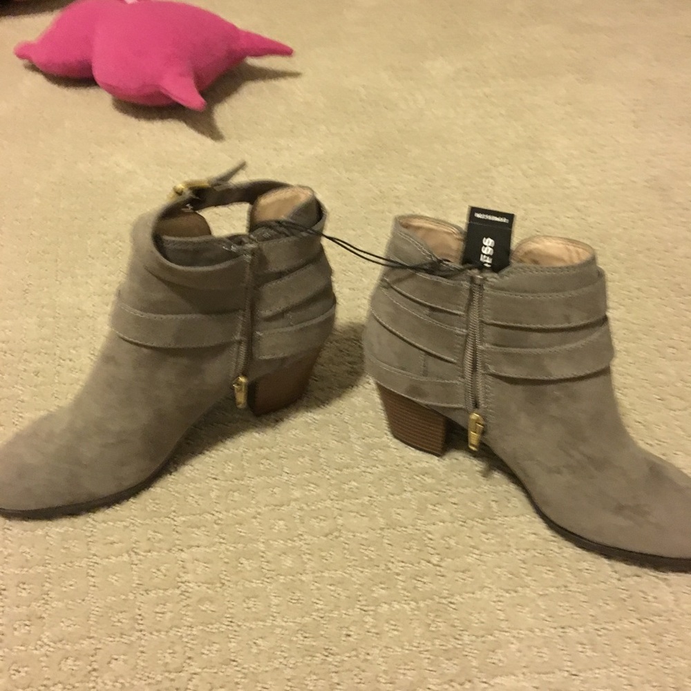 Express Size 8 Suede booties