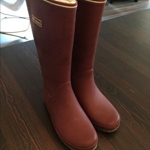 Maroon tretorn lined boots.