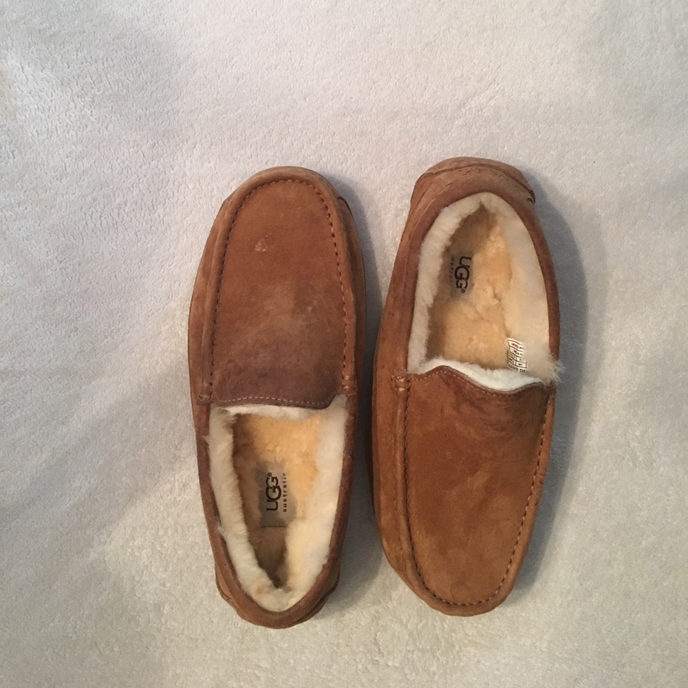 UGG Ascot Suede Slipper: Men size 9