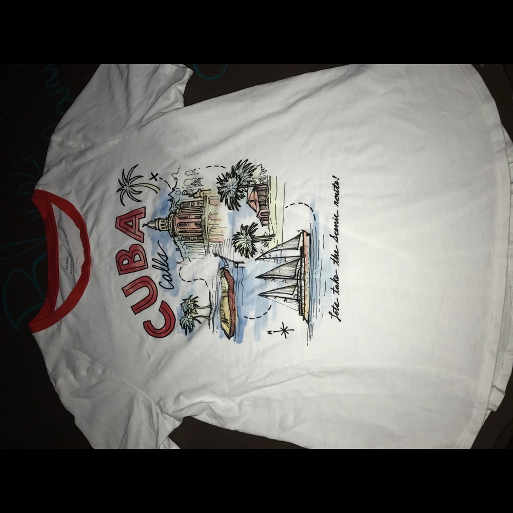 Old Navy T shirt.    sz: medium