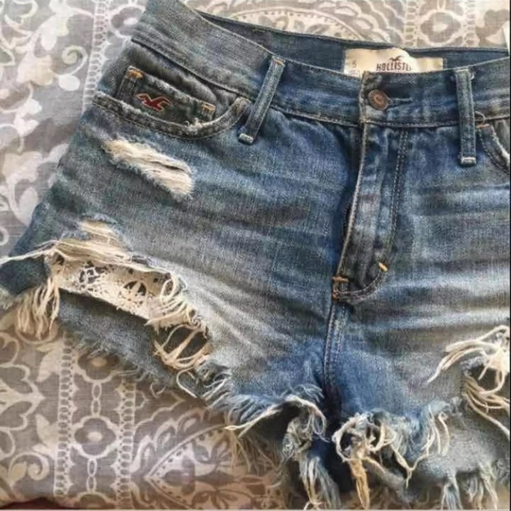 ‼️SOLD‼️Hollister distressed denim shorts