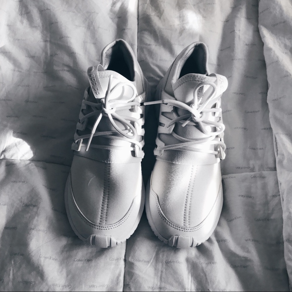 all white adidas tubular