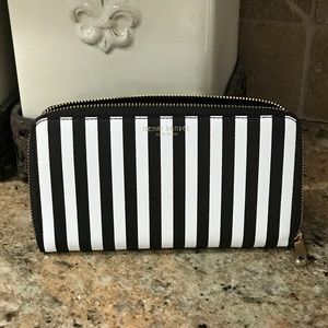 NWOT Henri Bendel Zip Around Wallet