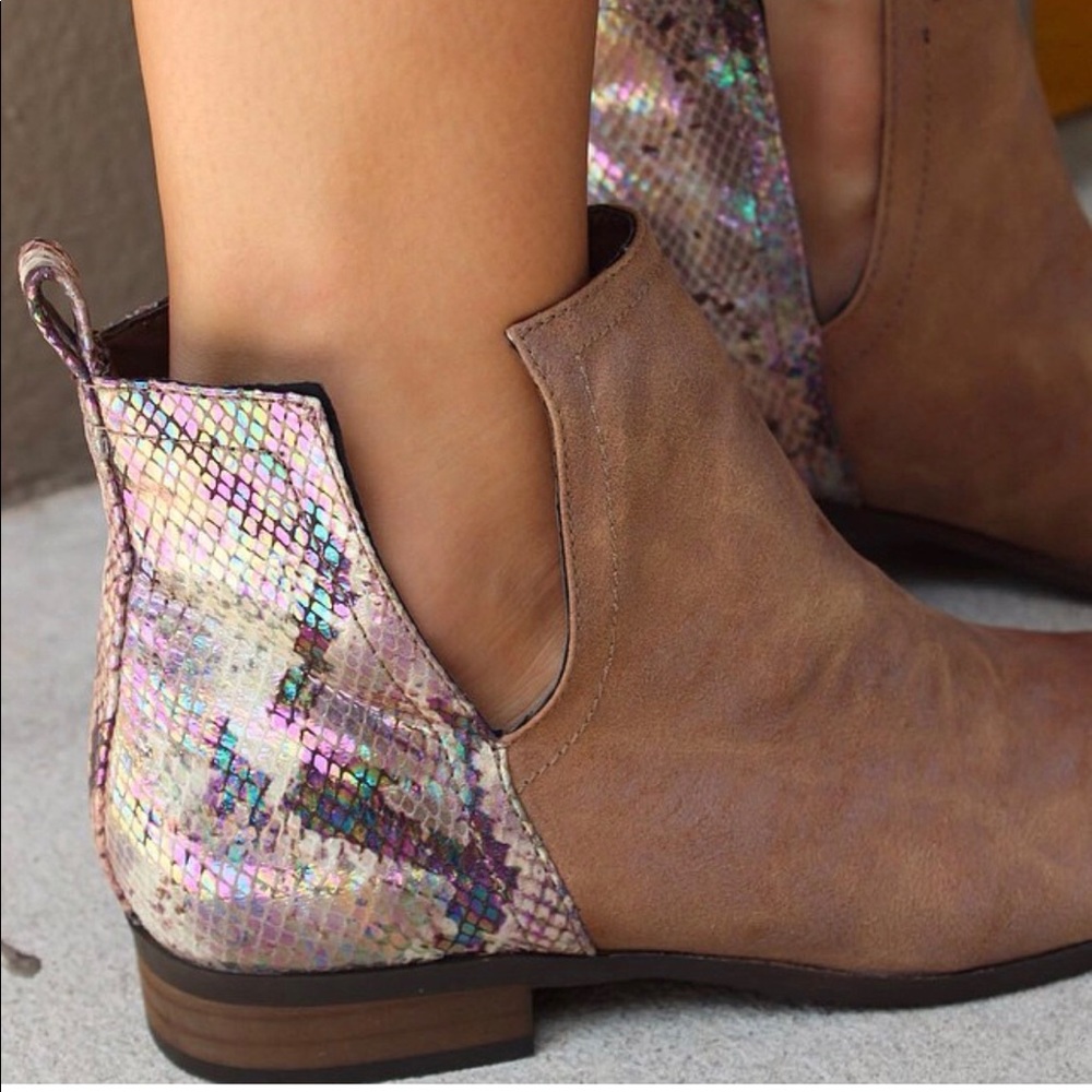 Distressed Cut Out Snake Colorbock Booties