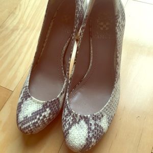 Vince Camuto snakeskin pumps EUC size 6.5