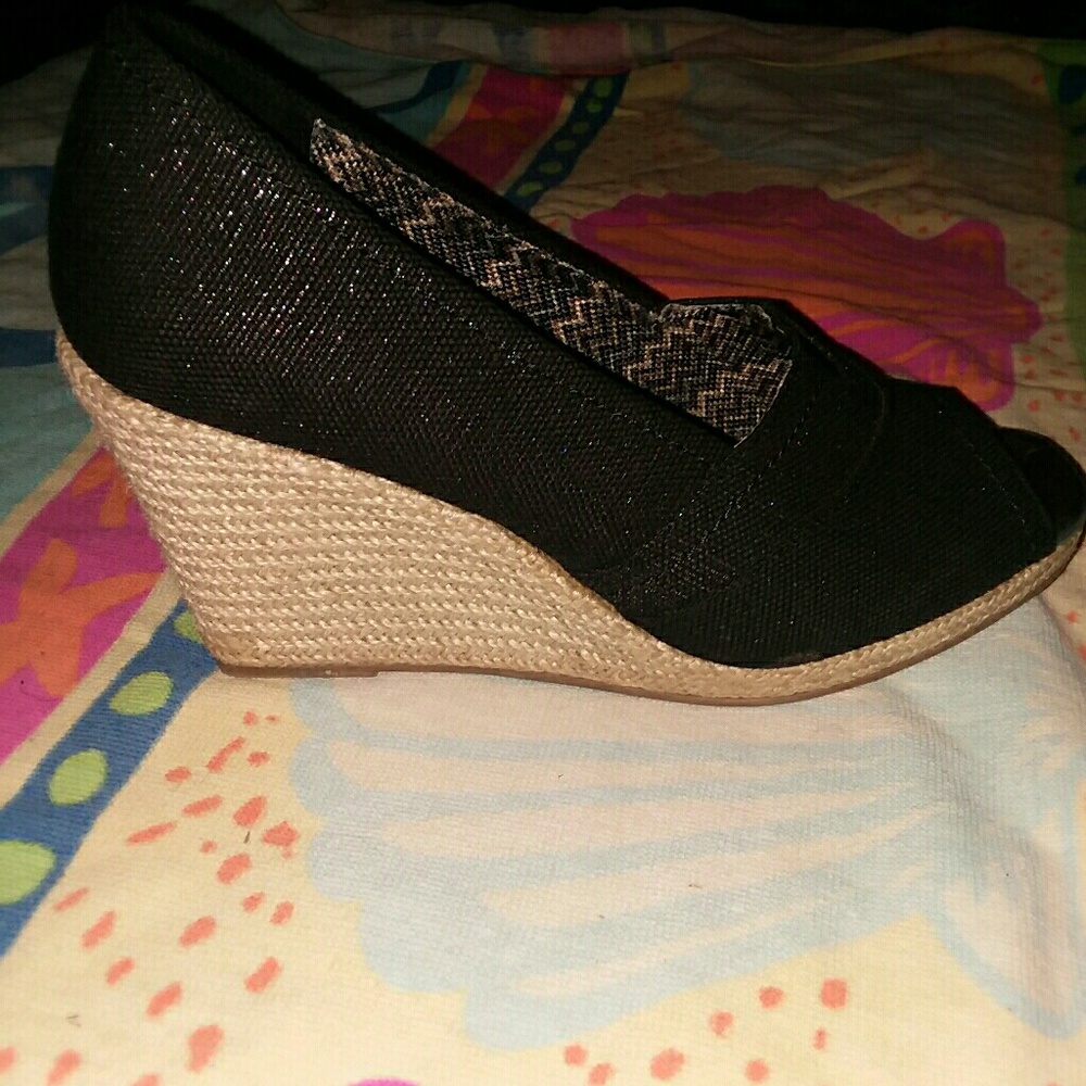 Black wedges