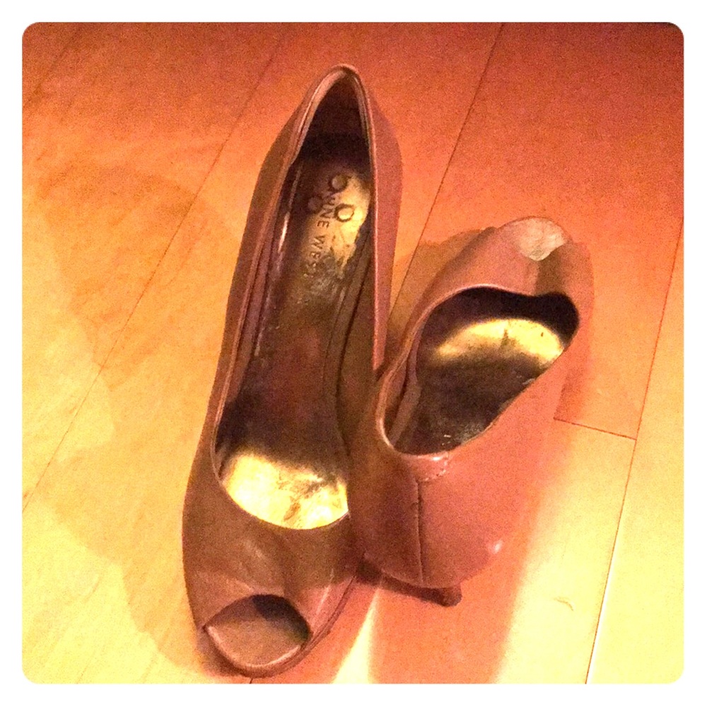 Nine West nude peep toe pumps GUC size 6