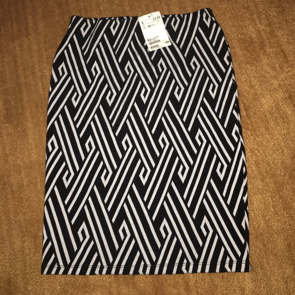 Black and white H&M skirt