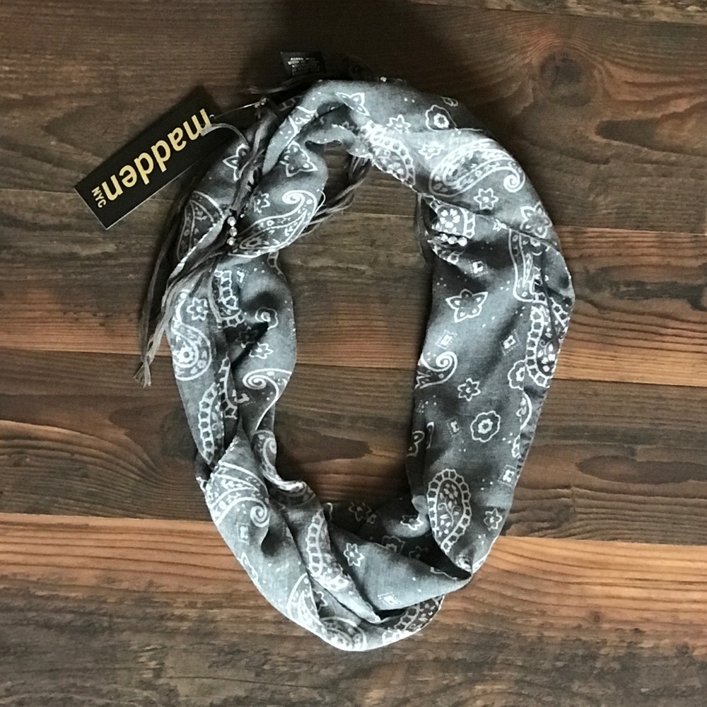 ✨3 for $10✨NWT Gray Paisley Beaded Scarf