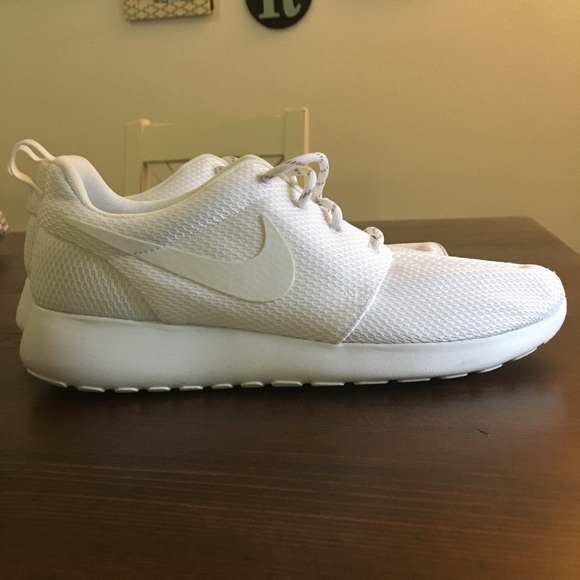 Nike Shoes - Nike Roshe One shoes