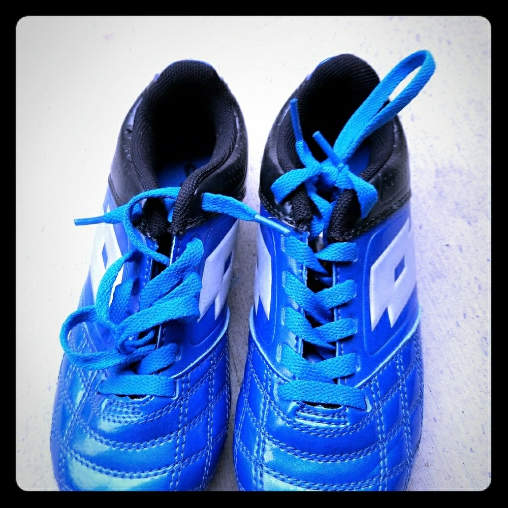 Kid's soccer shoes