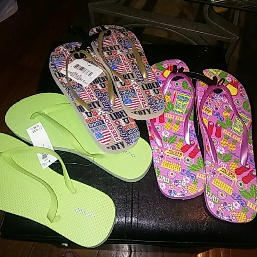 3 pairs of flip flops