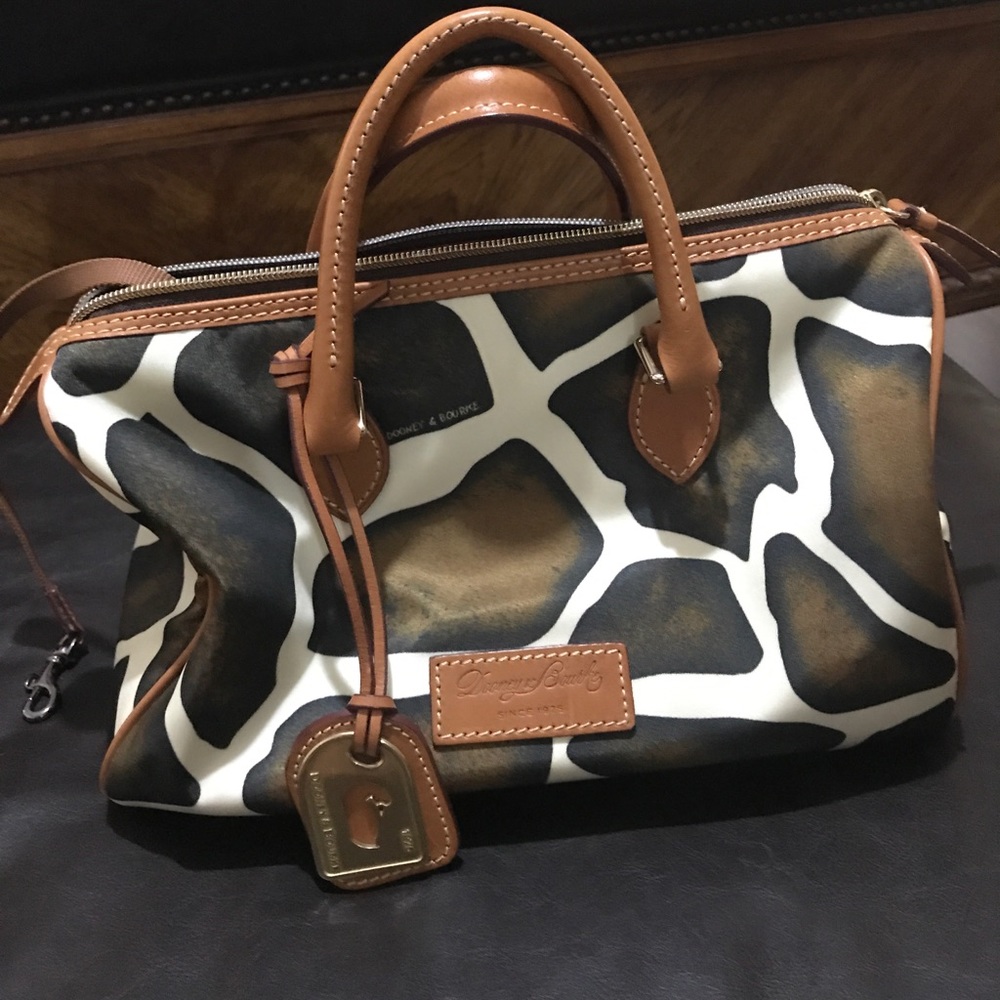 Authentic Dooney & Bourke satchel hand bag 💼
