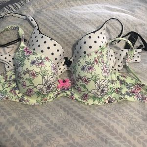 2 like NEW Victoria Secret bras!!