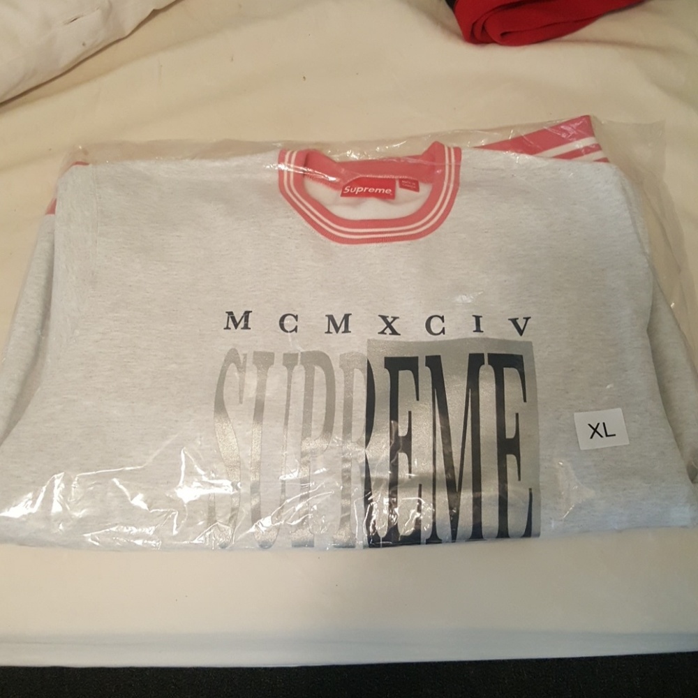 Supreme crewneck