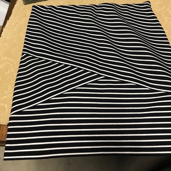 LOFT Dresses & Skirts - Loft stretchy mini skirt. Navy/white