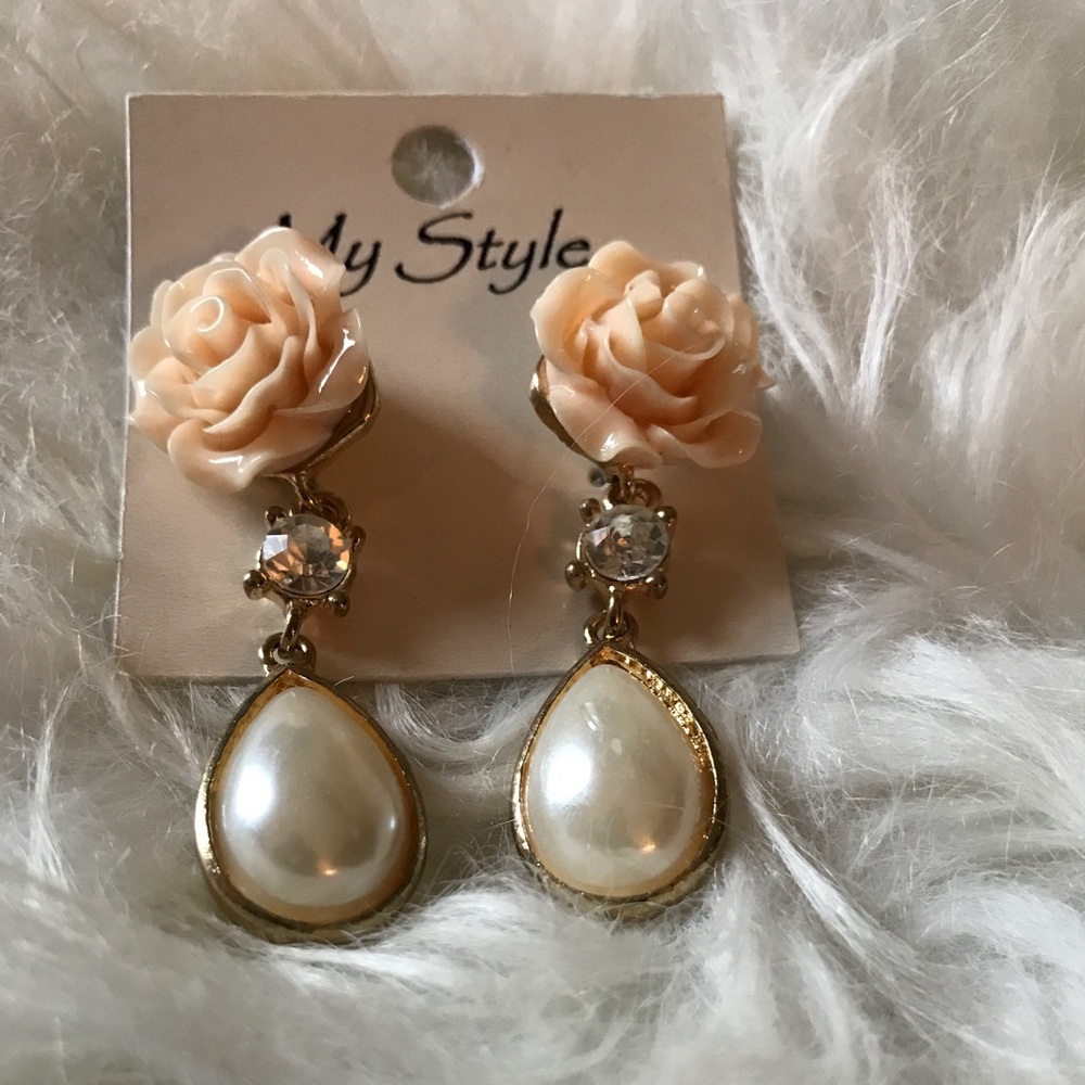 Pearl and flower decorative earrings