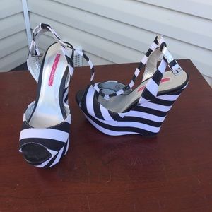 Black and white stripe wedges