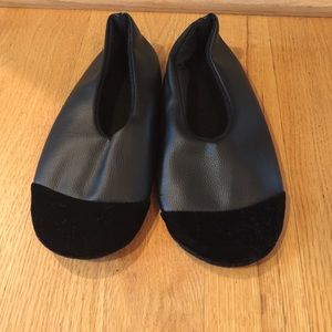 TRAVEL SLIPPERS SZ 8 /M velvet captoe