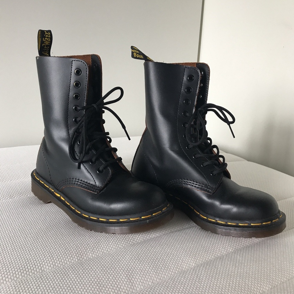 RARE made in England 10-eyed doc marten boots 🔪🔪