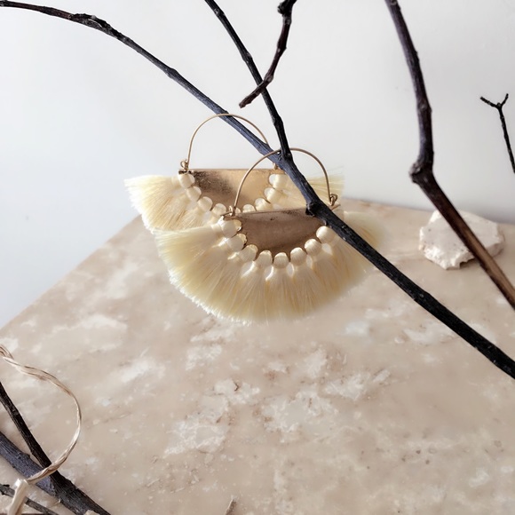 💝🎀💕CASSIE OATMEAL TASSEL EARRINGS - Picture 3 of 3