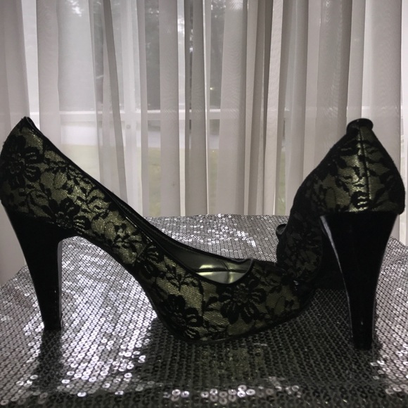 Black Lace Peep-Toe 4.5" Heels in sz 10 - Picture 7 of 7